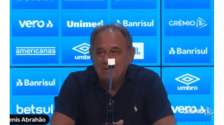 Foto: Reprodução/Grêmio TV/YouTube - Dênis Abrahão: dirigente se manifestou sobre a procura por reforços no mercado da bola