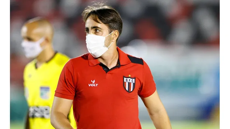 Foto: Thiago Calil/AGIF - Leandro Zago técnico do Botafogo-SP