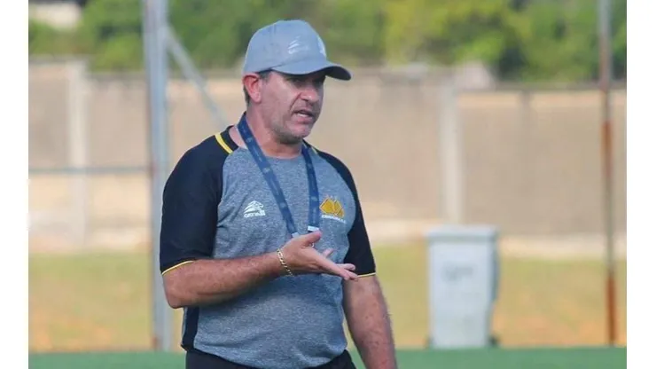 Foto: (Twitter Oficial Criciúma/Celso da Luz/Criciúma E.C.) - Cláudio Tencati, técnico do Criciúma, ganhou mais um reforço para a temporada 2022