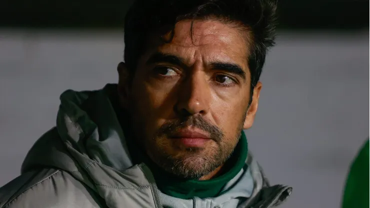 Abel Ferreira durante partida entre Grêmio e Palmeiras, no Estádio Francisco Stédile, pelo Campeonato Brasileiro, no dia 04/07/2024.