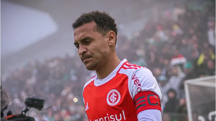Alan Patrick entrando no gramado do Alfredo Jaconi. Foto: Ricardo Duarte