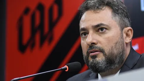 Foto: Site Oficial Athletico-PR/Fabio Wosniak | Mattos recebe