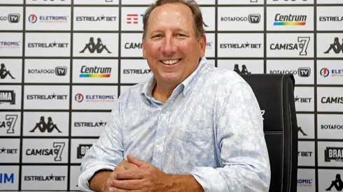 Foto: Vitor Silva/Botafogo/Divulgação - John Textor: equipe do investidor está analisando contratação de meia