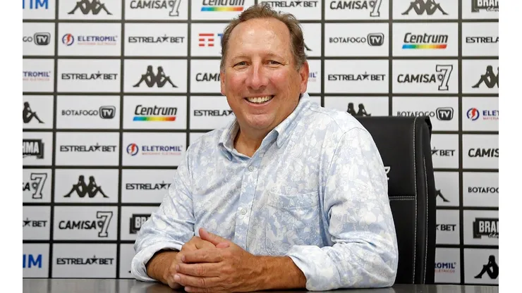 Foto: Vitor Silva/Botafogo/Divulgação - John Textor: equipe do investidor está analisando contratação de meia