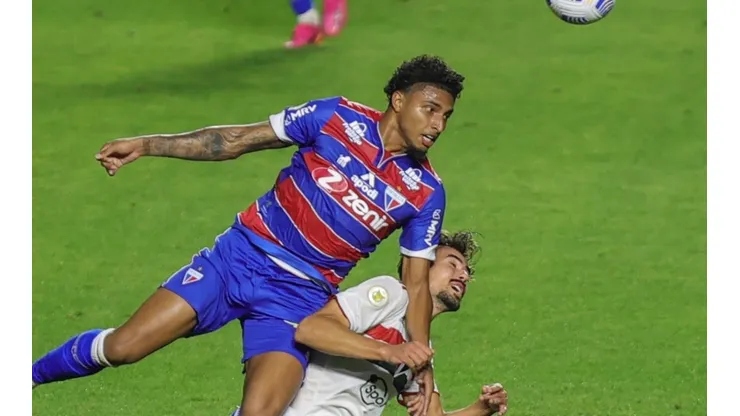 Foto: Marcello Zambrana/AGIF - Ederson: negociado pelo Corinthians, volante se despediu do Fortaleza