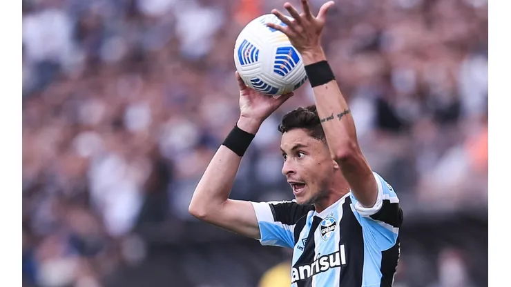 Foto: Ettore Chiereguini/AGIF - Diogo Barbosa abriu o jogo sobre situação do Grêmio