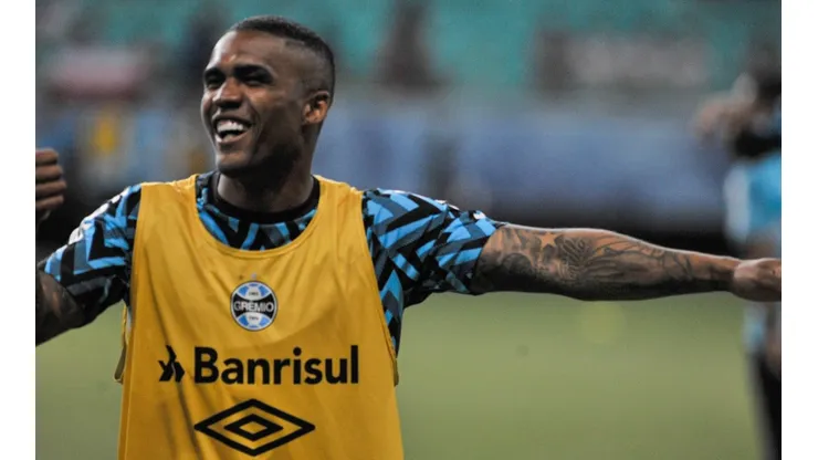 Foto: (Jhony Pinho/AGIF) - Douglas Costa, agora ex-Grêmio, deve ser anunciado por um novo clube nos próximos dias