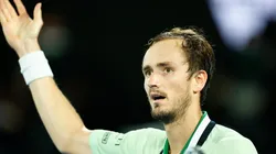 Daniel Pockett/Getty Images - Medvedev em jogo contra Nadal no AO