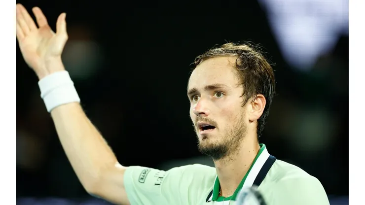 Daniel Pockett/Getty Images - Medvedev em jogo contra Nadal no AO