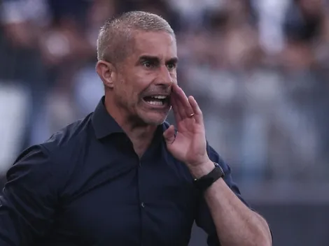 Sylvinho se irrita com pergunta de Vessoni em coletiva e não fica em silêncio