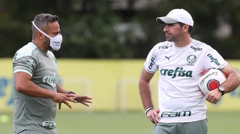 Abel Ferreira conversa com auxiliar em treino do Palmeiras