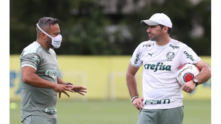 Abel Ferreira conversa com auxiliar em treino do Palmeiras