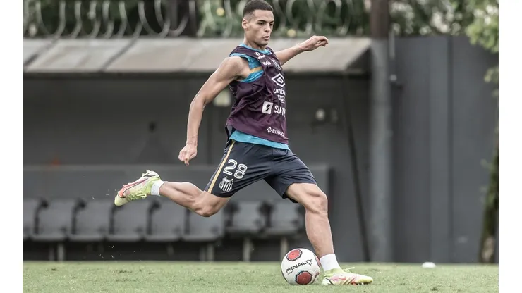 Kaiky é muito bem avaliado no Santos; zagueiro tem apenas 18 anos