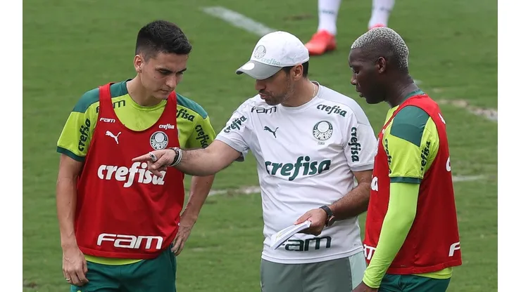 O tecnico Abel Ferreira e os jogadores Eduard Atuesta e Patrick de Paula (E e D), da SE Palmeiras, durante treinamento, na Academia de Futebol. (Foto: Cesar Greco)