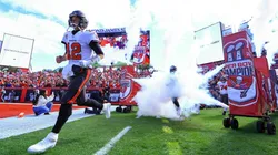 Mike Ehrmann/Getty Images - Brady entrando em campo para defender o Tam Bay