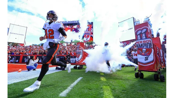 Mike Ehrmann/Getty Images - Brady entrando em campo para defender o Tam Bay