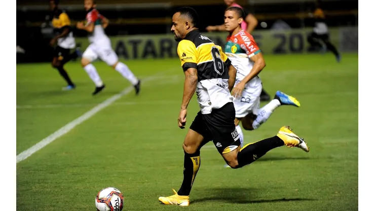 Foto: Caio Marcello/AGIF - Hélder vira desfalque para o Criciúma nos próximos três meses
