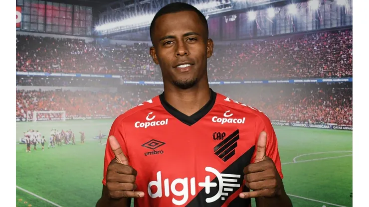 Foto: Miguel Locatelli/Site Oficial - Carlos Eduardo está em má fase no Athletico e Botafogo buscou informações do atacante