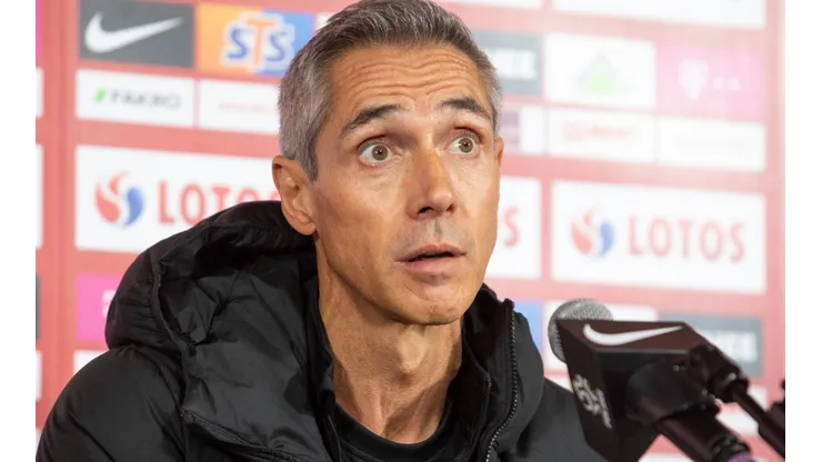 Foto: Foto Olimpik/NurPhoto via Getty Images - Paulo Sousa foi o responsável por não deixar Flamengo negociar Léo Pereira com Cruz Azul