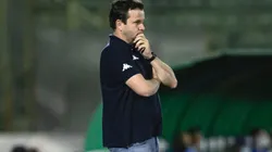 Foto: (Diogo Reis/AGIF) - Daniel Paulista não poderá contar com dois jogadores para a estreia do Guarani no Campeonato Paulista