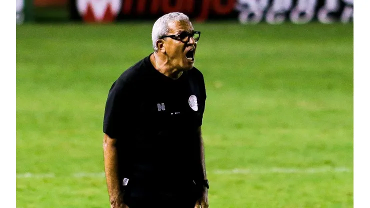 Foto: Rafael Vieira/AGIF | Hélio dos Anjos não poupou palavras na hora de demonstrar sua insatisfação com a postura de João Paulo e o Júlio