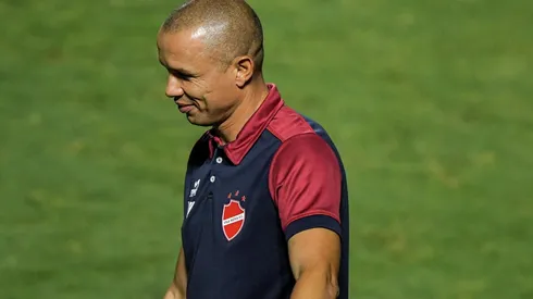 Foto: Thiago Ribeiro/AGIF - Higo Magalhães, treinador do Vila Nova
