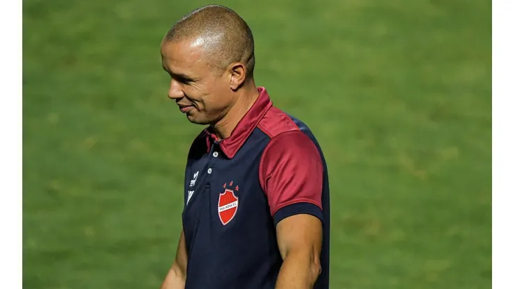 Foto: Thiago Ribeiro/AGIF - Higo Magalhães, treinador do Vila Nova