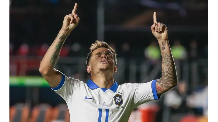 Philippe Coutinho com a camisa da seleção brasileira (Foto: Marcello Zambrana/AGIF)