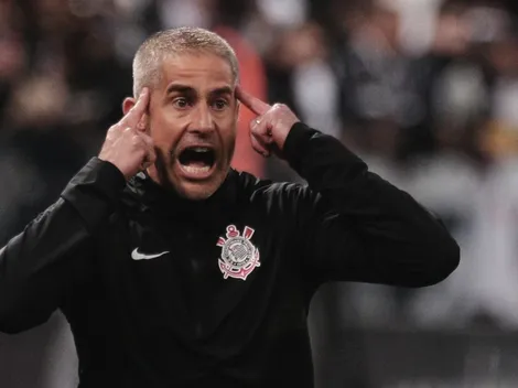 Sylvinho expõe insatisfação com empate e “se derrete” por meia