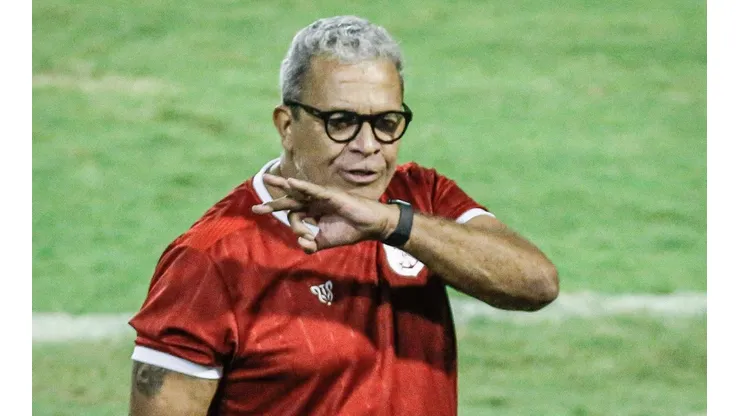 Foto: Paulo Paiva/AGIF | Hélio dos Anjos deve apostar em Robinho como titular durante a partida