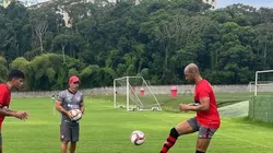 Dinei treina no campo em atividade desta segunda-feira no Vitória — Foto: EC Vitória / Divulgação