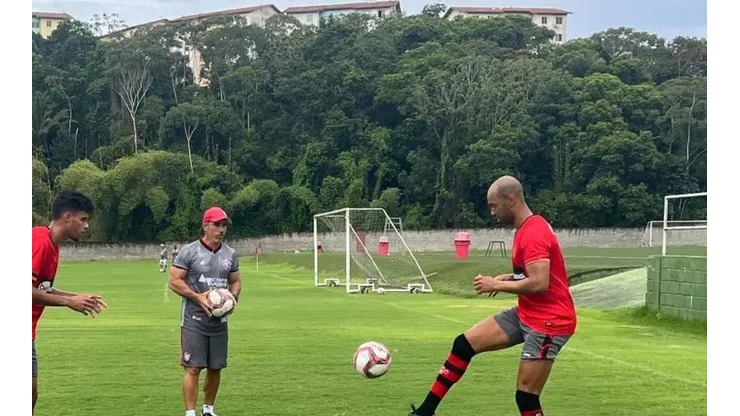 Dinei treina no campo em atividade desta segunda-feira no Vitória — Foto: EC Vitória / Divulgação