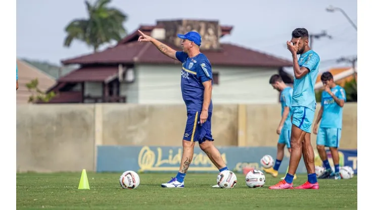 Leandro Boeira/ @AvaiFC - Treinador e jogadores do Avaí em treinamento