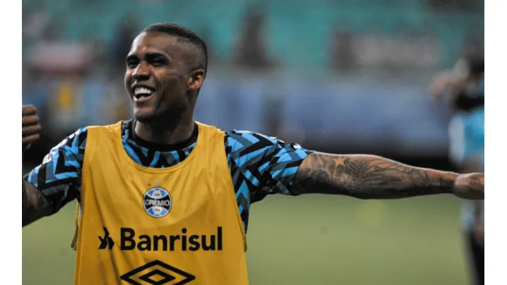 Foto: Jhony Pinho/AGIF - Douglas Costa pode ajudar o Colorado.