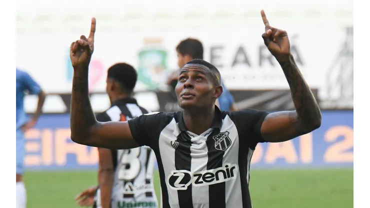 Foto: Kely Pereira/AGIF - Cléber: futuro indefinido no Ceará