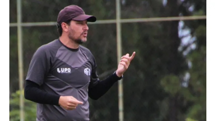 Foto: Jonatan Dutra/Ferroviária SA/Divulgação - Elano: tentou empréstimo de atacante do Santos