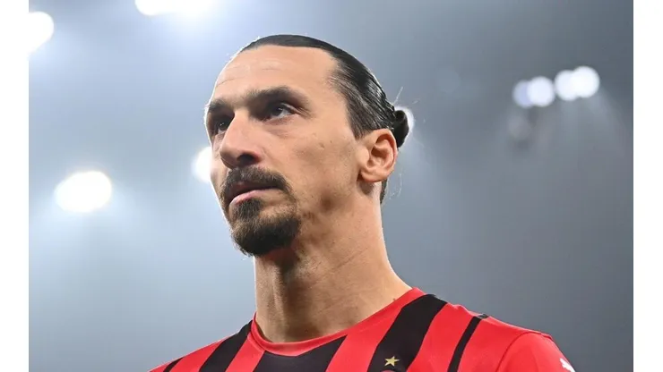 - Ibra com a camisa do Milan