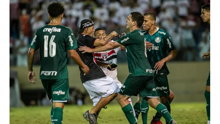 Foto: (Diogo Reis/AGIF) - Torcedores do São Paulo invadiram o gramado da Arena Barueri para tentar agredir os jogadores do Palmeiras