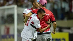 Diogo Reis/AGIF - Caio e Nathan contendo torcedor que invadiu o campo