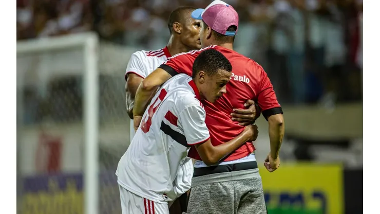 Diogo Reis/AGIF - Caio e Nathan contendo torcedor que invadiu o campo