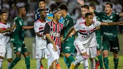 Foto: (Diogo Reis/AGIF) Neste sábado (22), indivíduos vestindo a camisa do São Paulo invadiram o gramado da Arena Barueri para tentar agredir os jogadores do Palmeiras