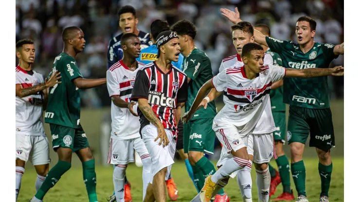 Foto: (Diogo Reis/AGIF) Neste sábado (22), indivíduos vestindo a camisa do São Paulo invadiram o gramado da Arena Barueri para tentar agredir os jogadores do Palmeiras