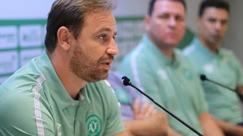 Foto: (Twitter Oficial Chapecoense/Márcio Cunha/ACF) - Felipe Conceição concedeu entrevista coletiva na Chapecoense nesta sexta (21)