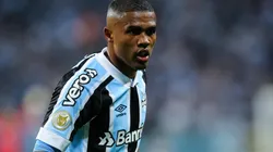 Foto: Pedro H. Tesch/AGIF - Douglas Costa quando atuava pelo Grêmio