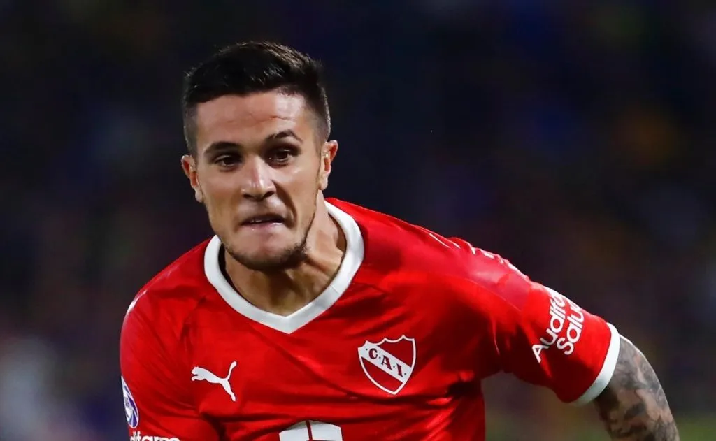 Foto: (Marcos Brindicci/Getty Images) – Fabricio Bustos, do Independiente-ARG, interessa ao Santos