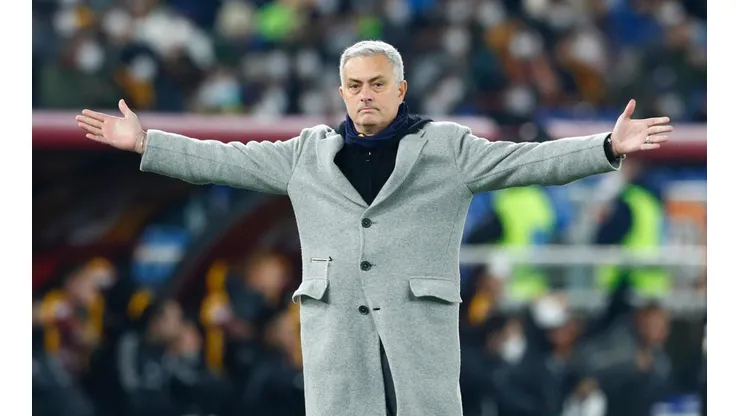 Foto: (DeFodi Images/Getty Images) - José Mourinho, técnico da Roma, da Itália, foi citado pelo zagueiro do Sport