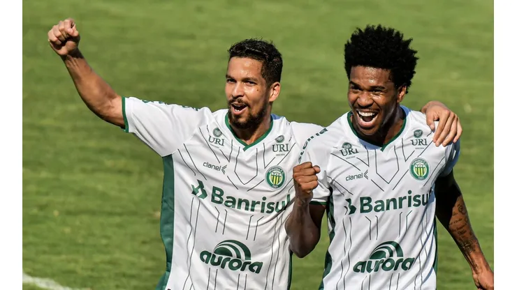 Foto: Thiago Ribeiro/AGIF - Muriel (à esquerda) vai fazer sua estreia oficial com a camisa do Figueirense