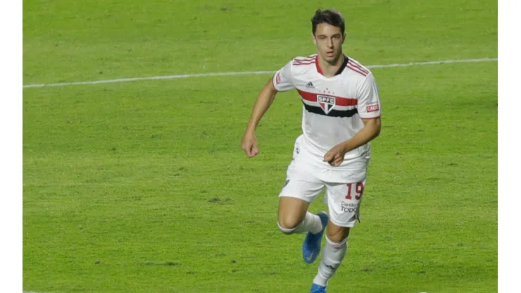 Shaylon com a camisa do São Paulo (Foto: Marcello Zambrana/AGIF)