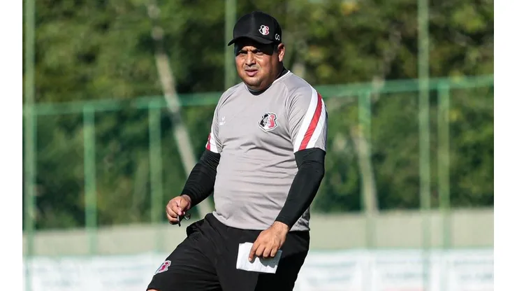 Foto: (Twitter Oficial Santa Cruz/Rafael Melo/Santa Cruz) - Leston Jr. quer aproveitar a base coral para rechear o elenco do Santa Cruz