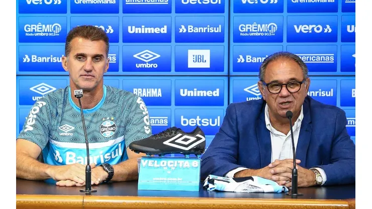 Foto: Lucas Uebel/Grêmio/Divulgação - Mancini e Abrahão: dirigente se manifestou sobre especulações no mercado da bola